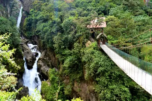 rondreis ecuador banos waterval